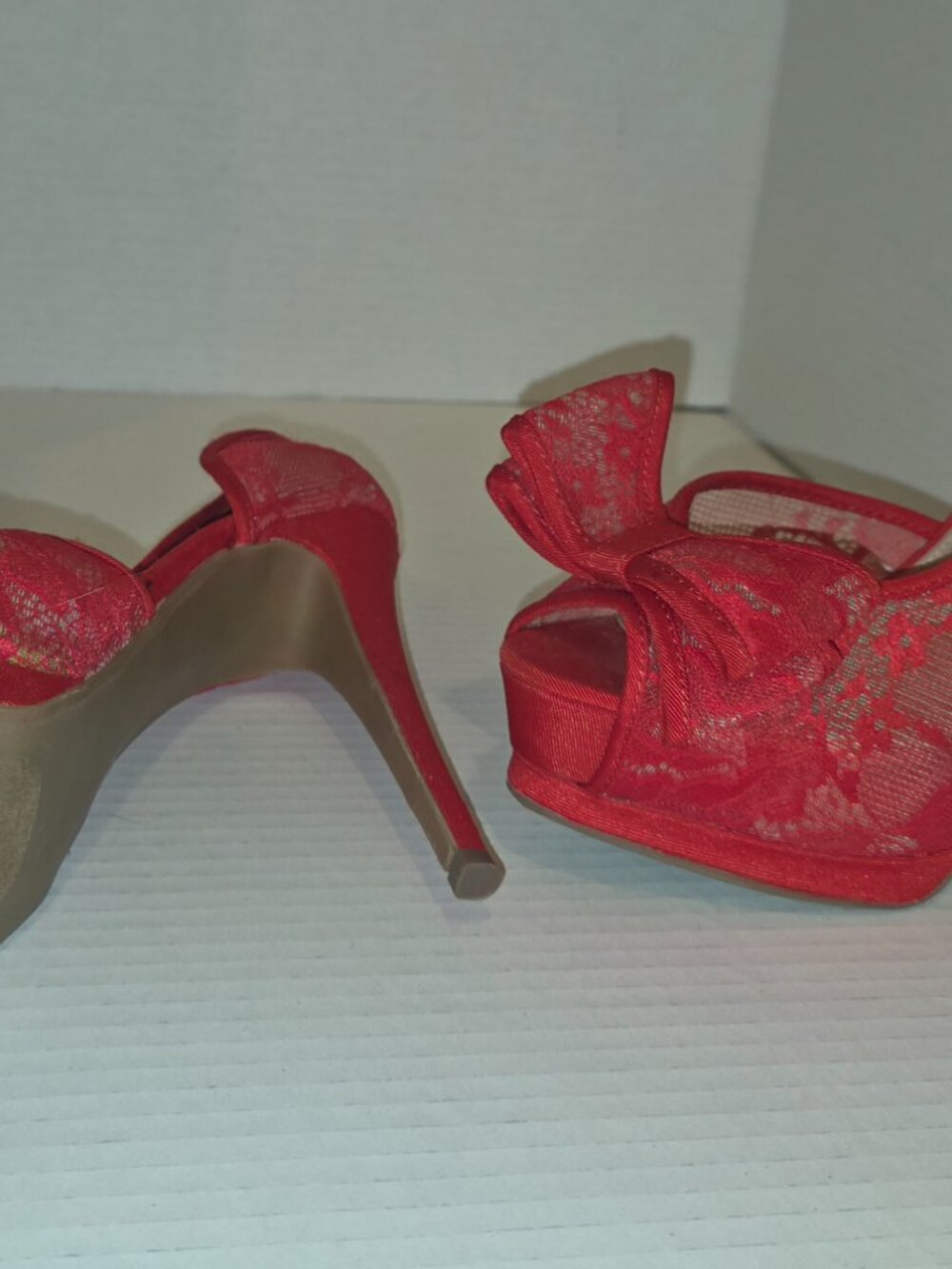 Betsey Johnson red lace stiletto heels size 9M - Picture 2 of 2